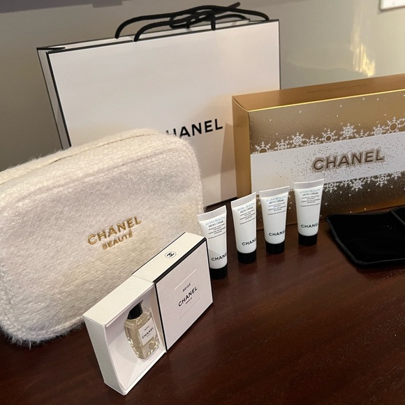 CHANEL 2024 Holiday Cosmetic Case + MUCH more! - Picture 3 of 10